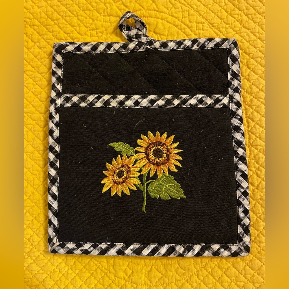 Kay Dee Designs Potholder in Black with Black and White Check and Sunflowers